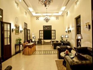 Hotel Padang Exterior photo