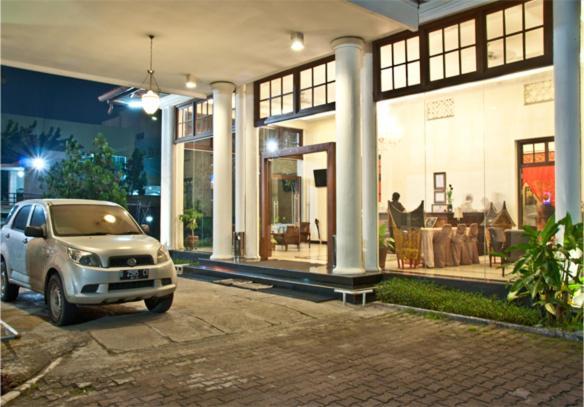 Hotel Padang Exterior photo