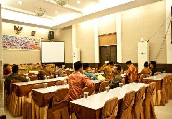 Hotel Padang Exterior photo