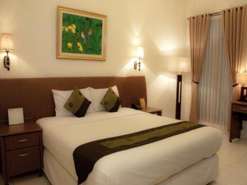 Hotel Padang Exterior photo