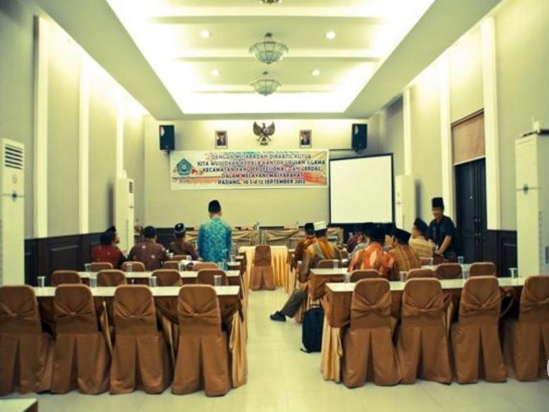 Hotel Padang Exterior photo