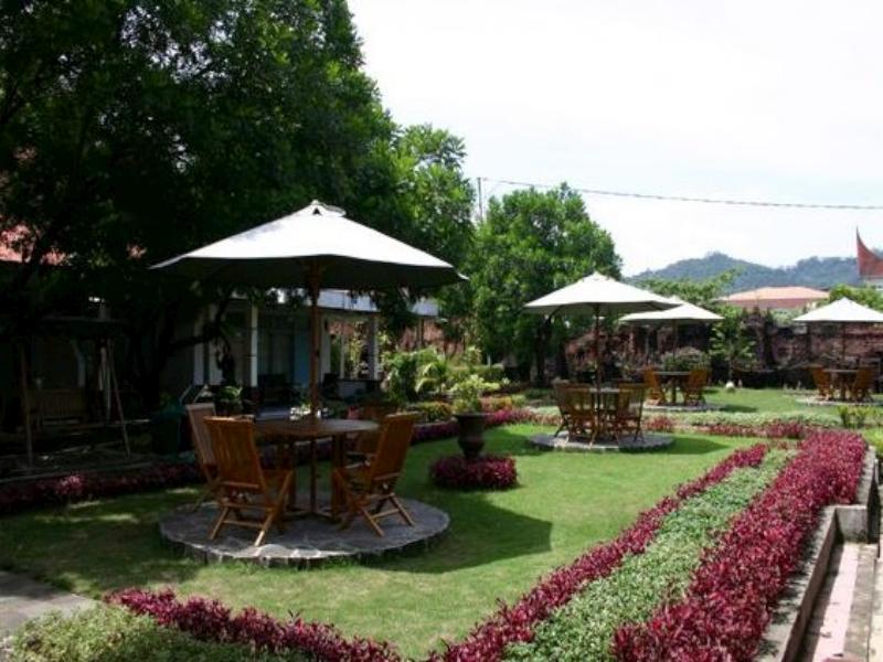 Hotel Padang Exterior photo